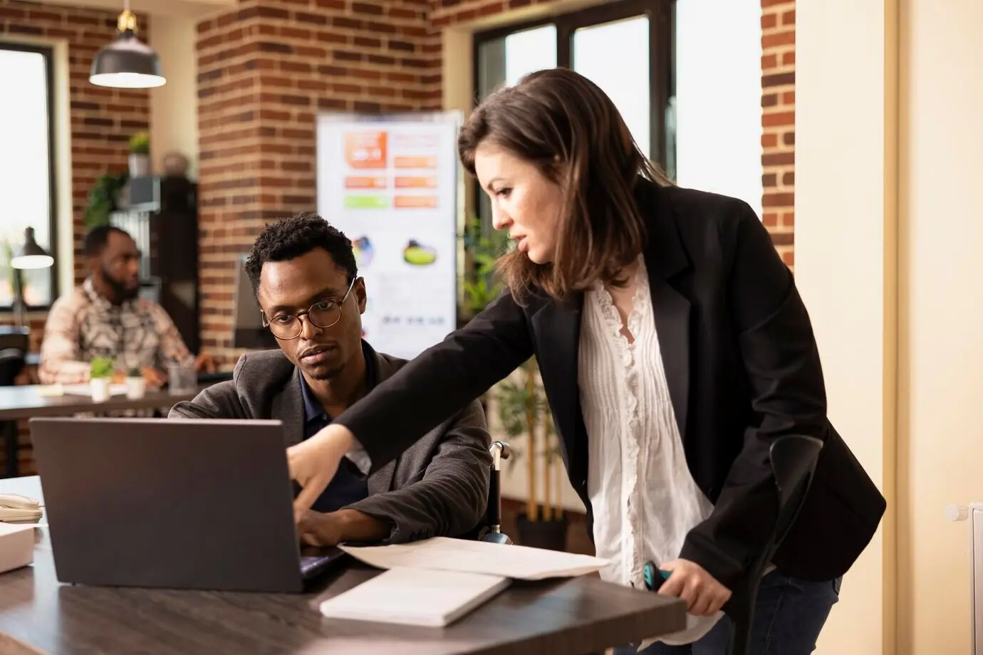 Женщина-руководитель обсуждает с коллегой