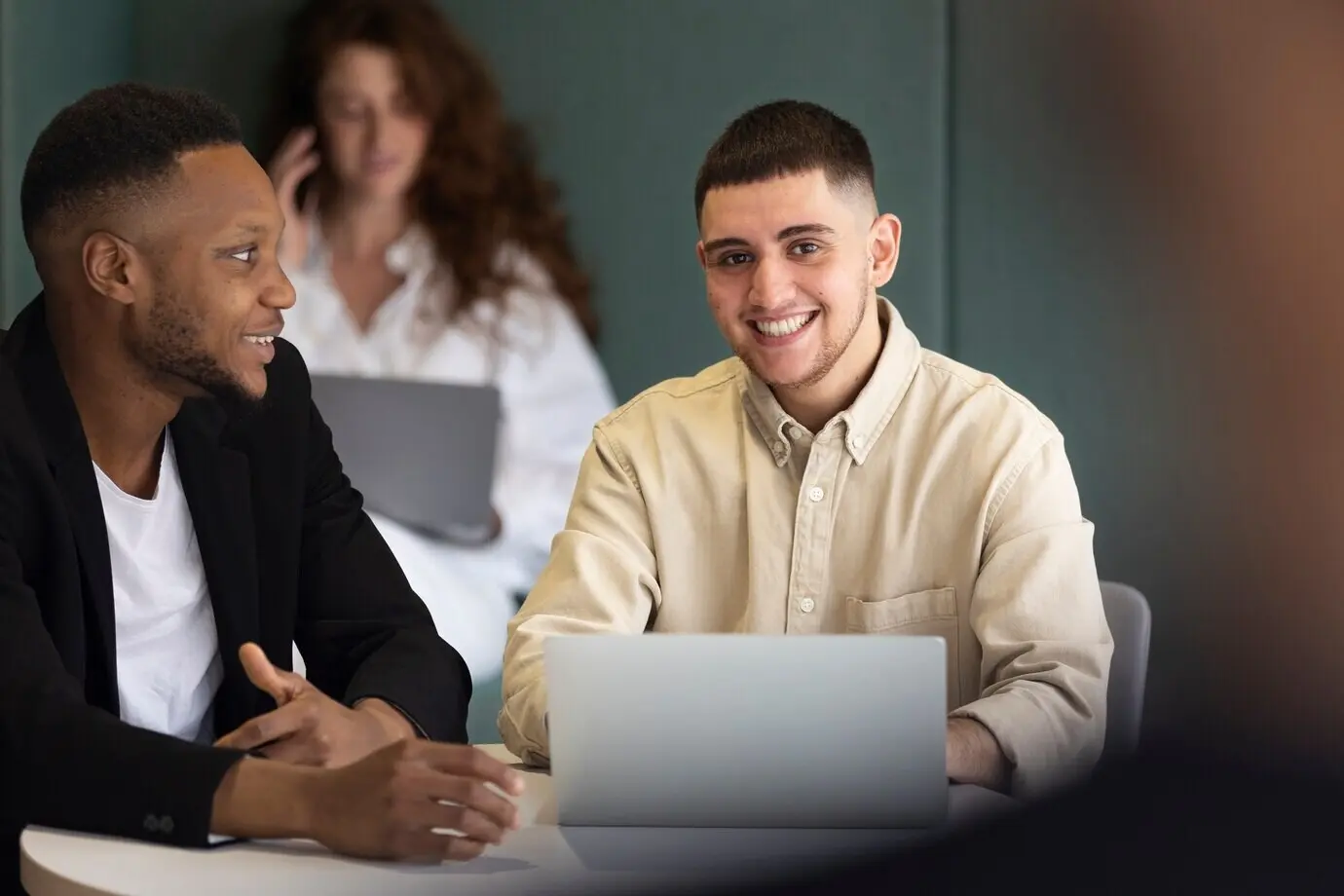 Трансгендерный мужчина на работе с ноутбуком