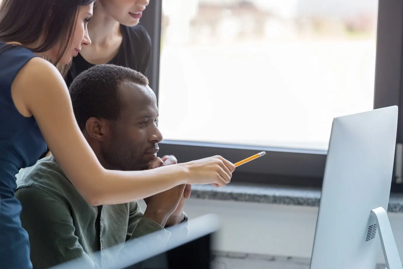 Группа счастливых деловых людей на встрече.